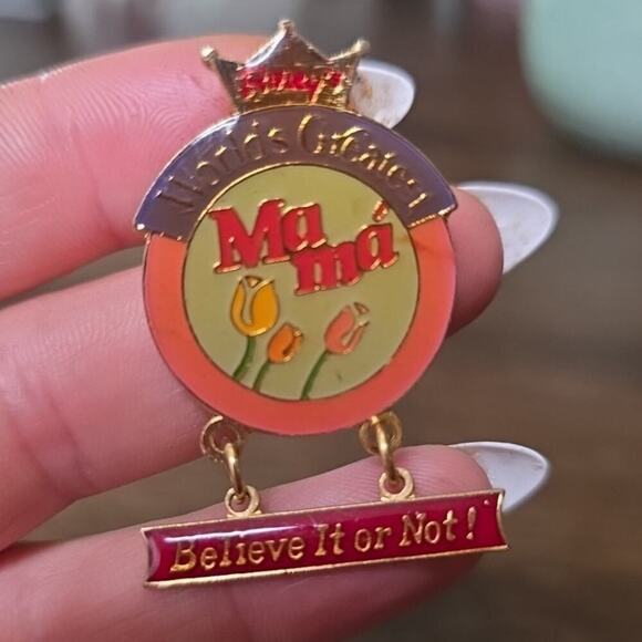 Ripley's Believe It Or Not Pin 1985, Worlds Greatest Mama Brooch Collectible - Picture 1 of 16